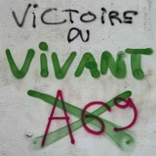 Graffiti militant avec l'inscription Victoire du vivant et le sigle A69 barré sur un mur.