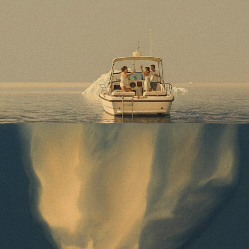 Vue en coupe de la mer montrant un petit bateau naviguant au-dessus d'une immense masse immergée.
