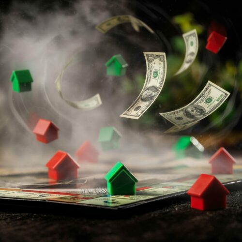 Billets de banque et petites maisons colorées tourbillonnant dans une fumée au-dessus d'un jeu de société.