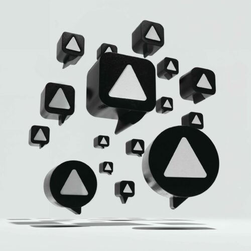 Bulles de dialogue noires et blanches en 3D flottant sur un fond neutre.