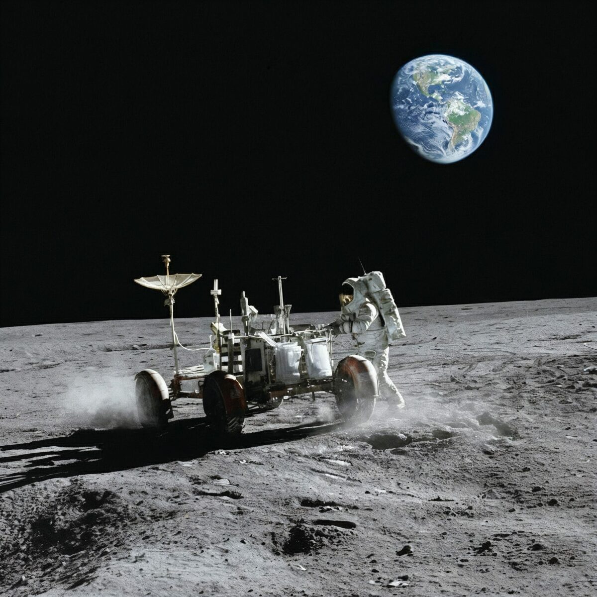 Astronaute et rover sur la Lune Astronaute conduisant un véhicule rover sur la surface lunaire avec la Terre visible dans l'espace