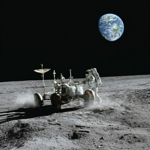 Astronaute conduisant un véhicule rover sur la surface lunaire avec la Terre visible dans l'espace