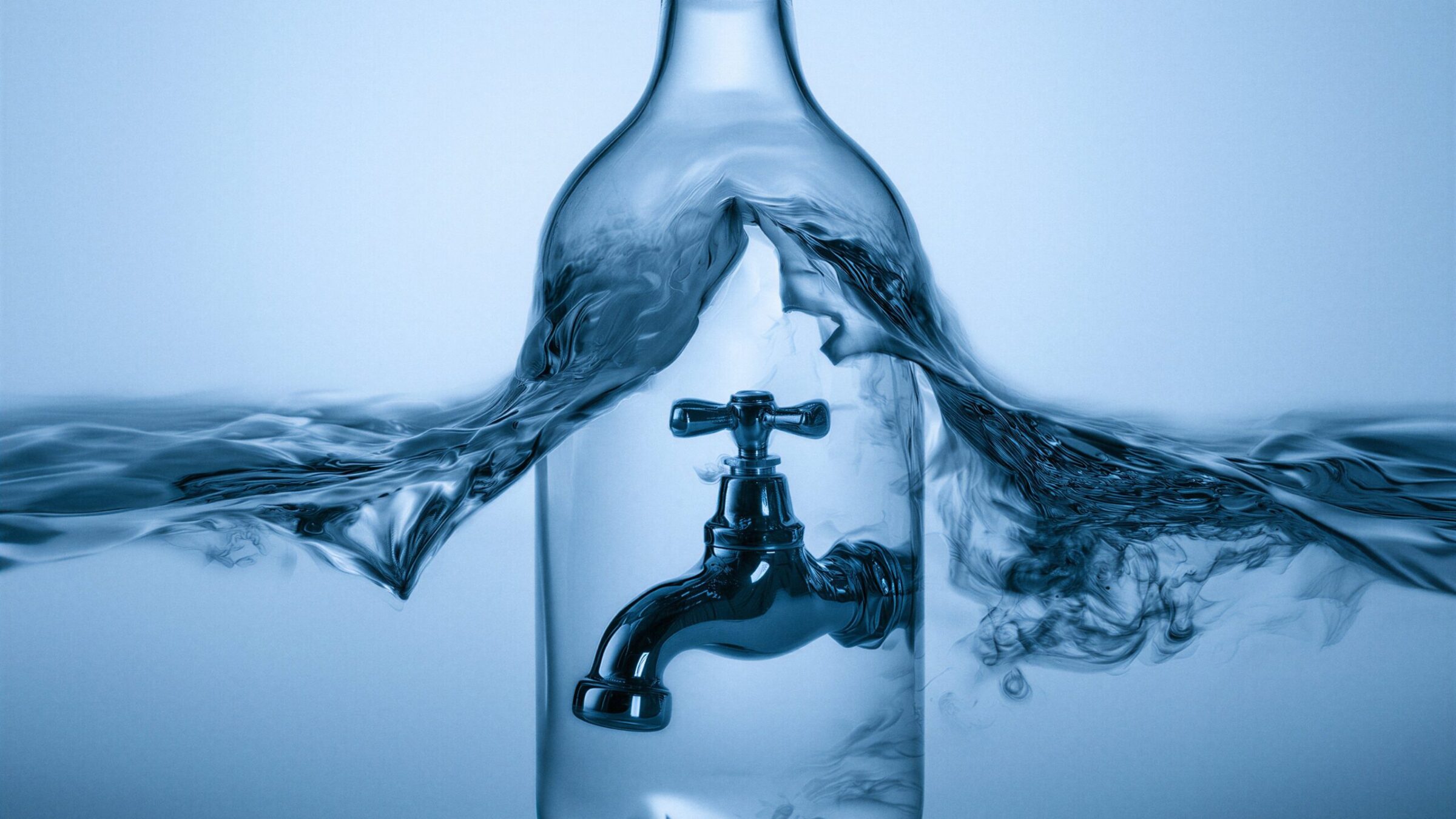 Eau du robinet vs eau en bouteille : le match
