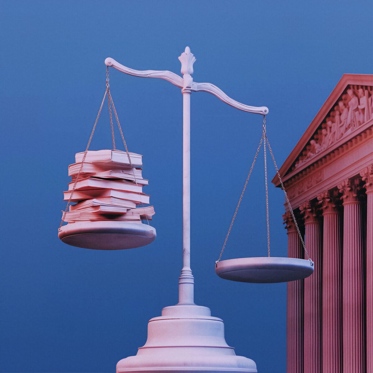 Balance de la justice dont un plateau fait pencher des pièces de monnaie devant un palais de justice.