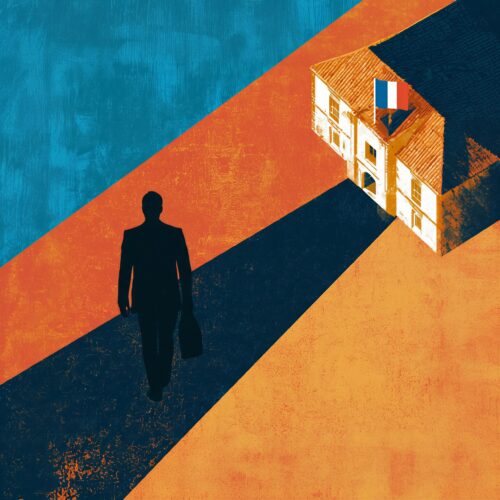 Silhouette d'un homme d'affaires marchant dans l'ombre projetée par un bâtiment officiel arborant un drapeau français.