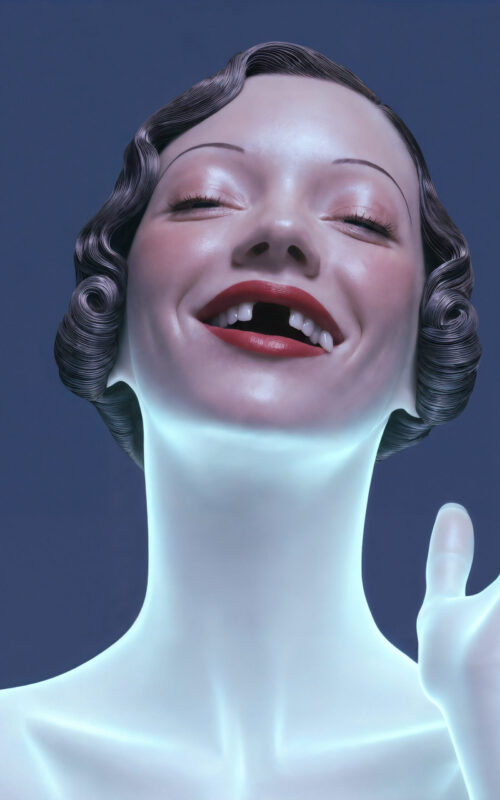 Portrait surréaliste d'un mannequin translucide souriant les yeux fermés.