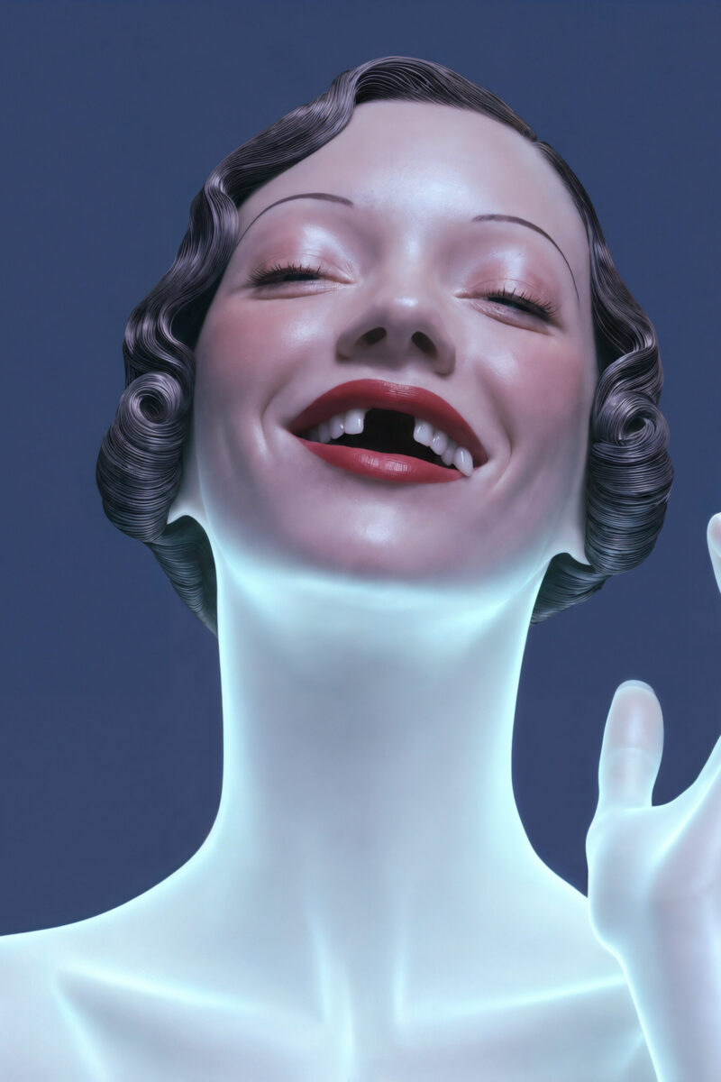 Portrait surréaliste d'un mannequin translucide souriant les yeux fermés.