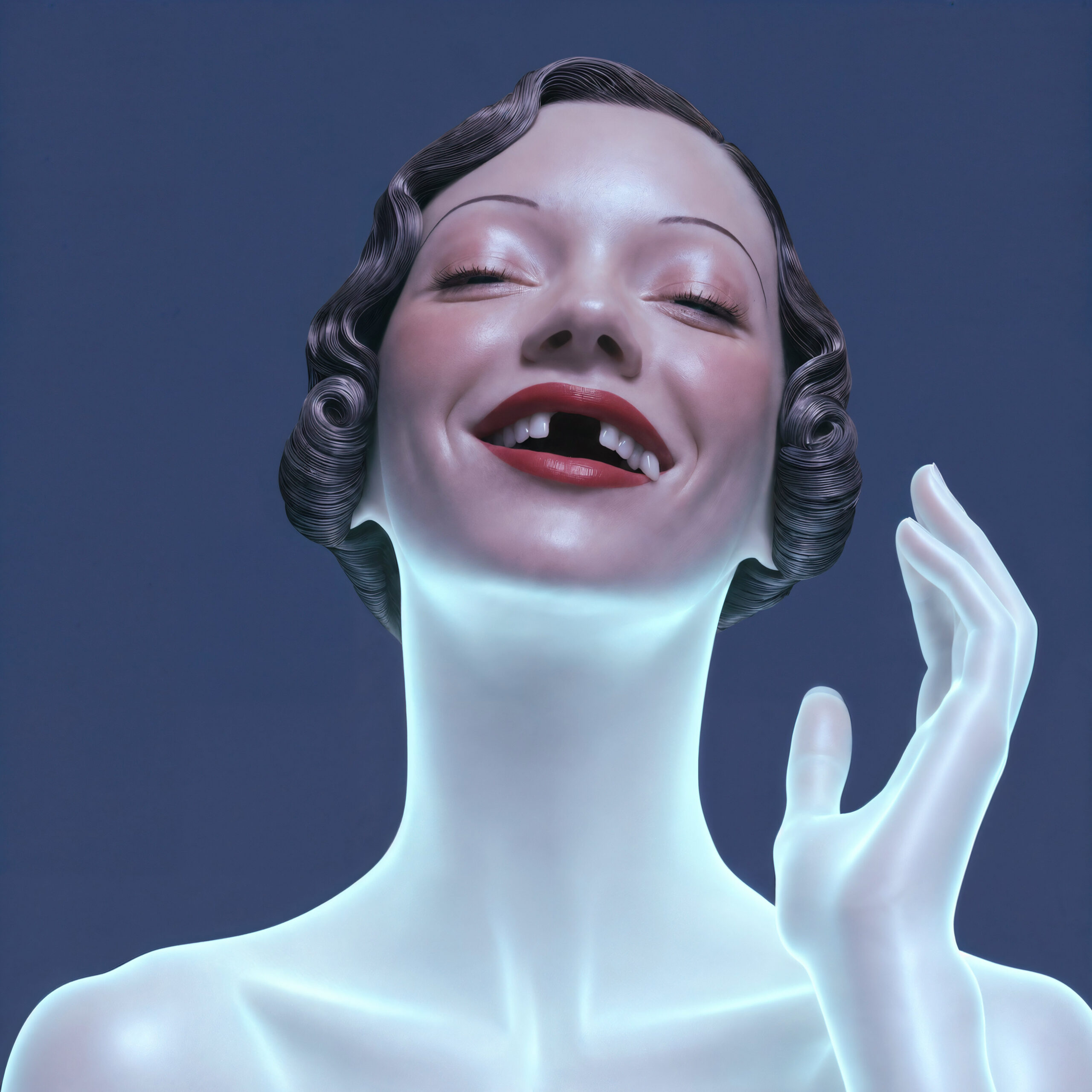Portrait surréaliste d'un mannequin translucide souriant les yeux fermés.