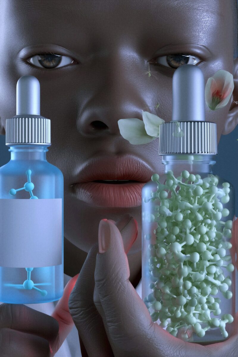Flacons cosmétiques et formules moléculaires Une personne tenant deux flacons de sérum cosmétique contenant des modèles de structures moléculaires.