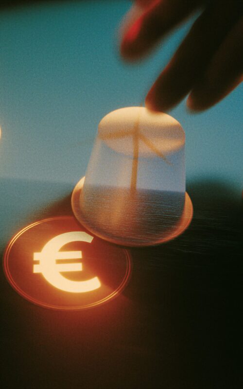 Une main manipulant des gobelets de bonneteau pour révéler une pièce portant le symbole de l'euro.