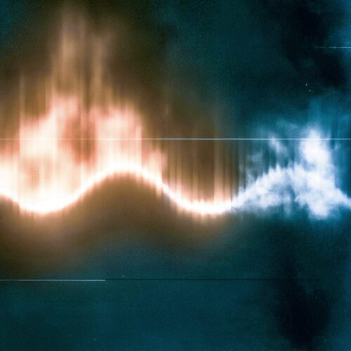 Onde lumineuse abstraite oscillant entre des teintes orange incandescentes et bleu électrique sur fond sombre.