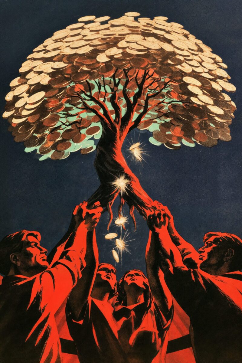 Quatre personnes soutiennent ensemble un arbre dont le feuillage est fait de pièces de monnaie.