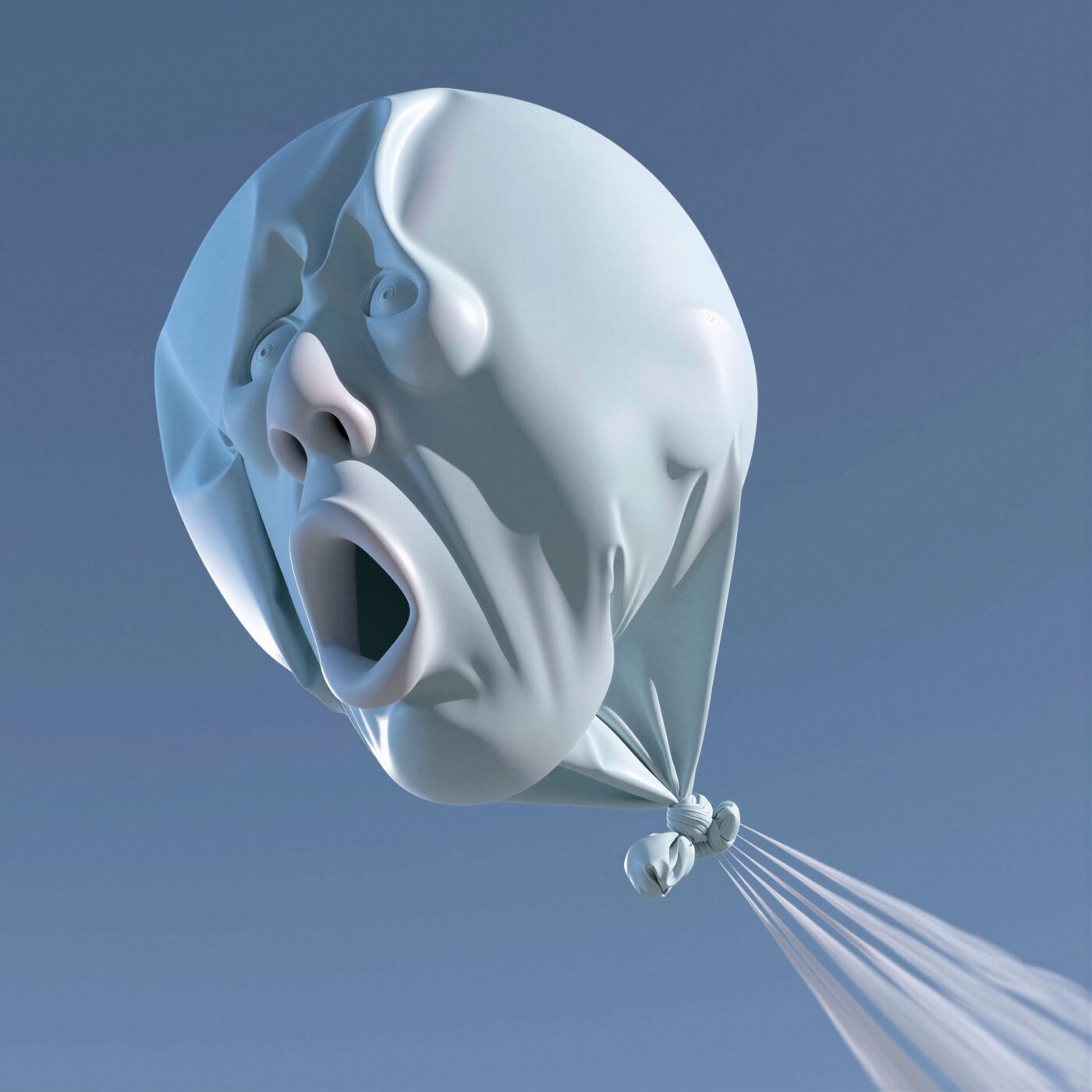 Ballon bleu clair gonflable sculpté en forme de visage humain hurlant dans le ciel.