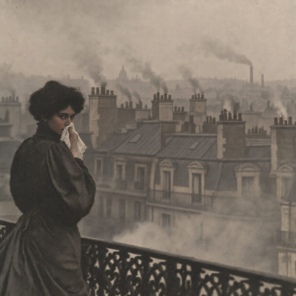 Femme vêtue d'une robe d'époque sur un balcon portant un mouchoir à son visage devant les toits enfumés d'une ville.