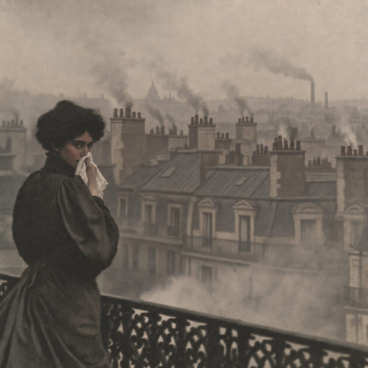 Femme vêtue d'une robe d'époque sur un balcon portant un mouchoir à son visage devant les toits enfumés d'une ville.