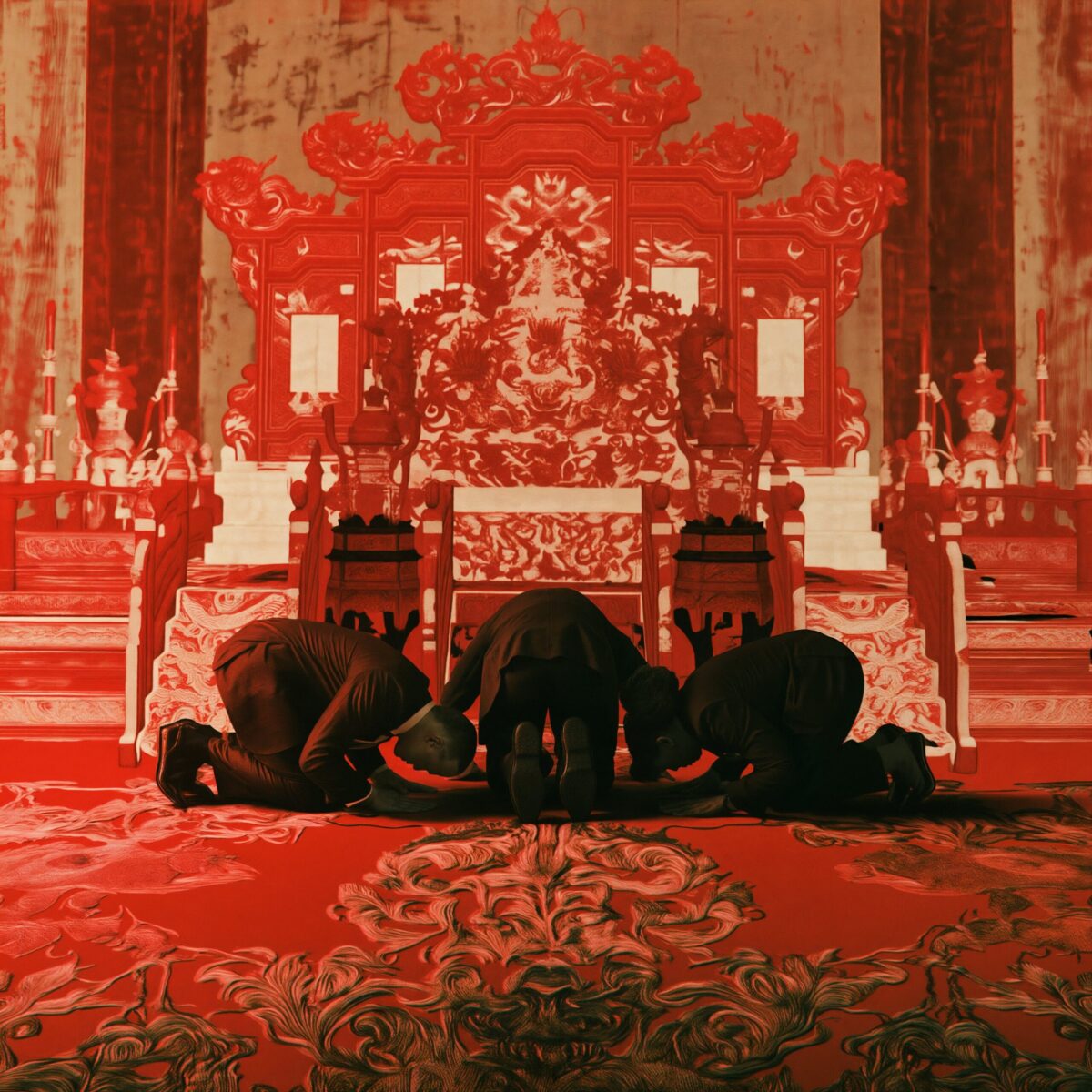 Trois hommes en costume prosternés devant un trône impérial asiatique orné, baigné d'une lueur rouge monochrome.