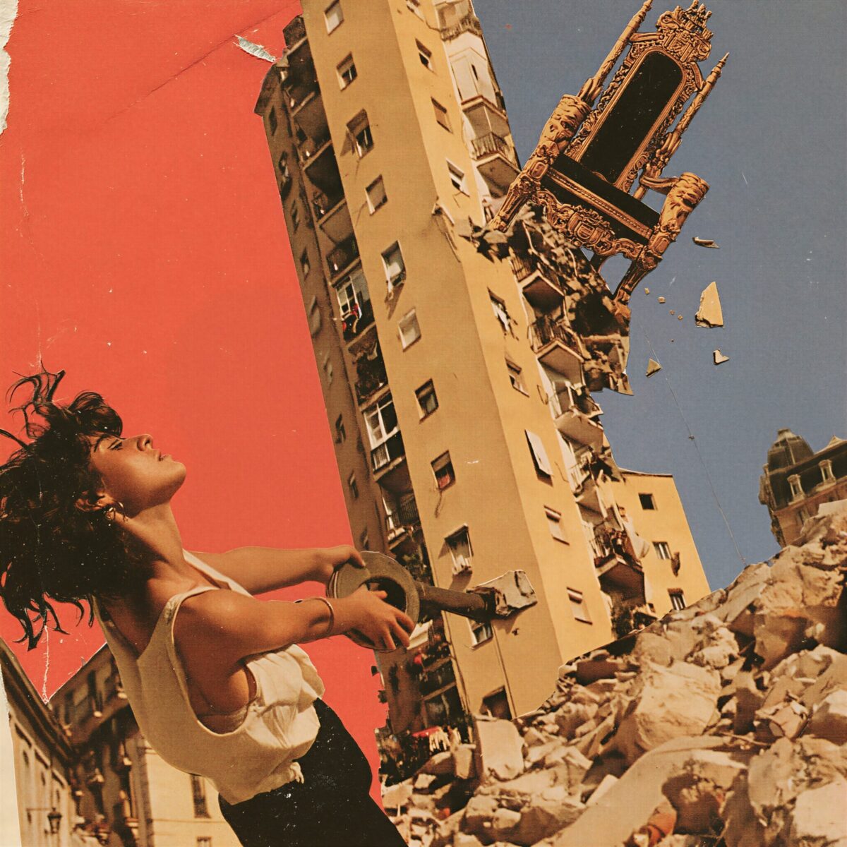 Collage surréaliste d'une femme tenant un outil devant un immeuble penché et un fauteuil baroque flottant dans les airs.