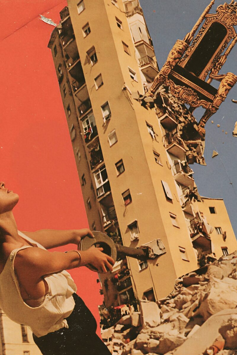 Collage surréaliste d'une femme tenant un outil devant un immeuble penché et un fauteuil baroque flottant dans les airs.