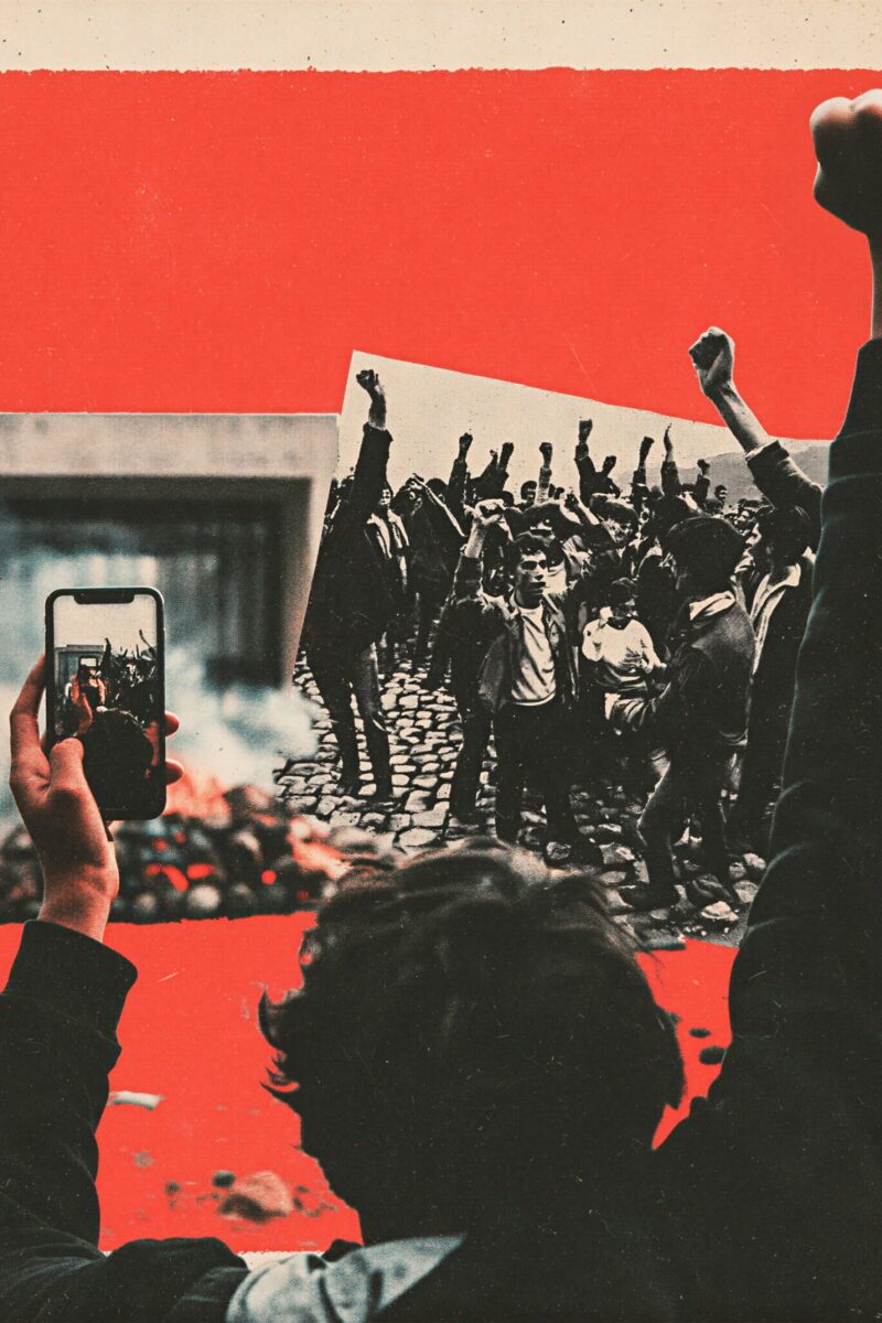 Collage engagé montrant un manifestant de dos levant le poing et filmant une foule en révolte avec un smartphone sur fond rouge.