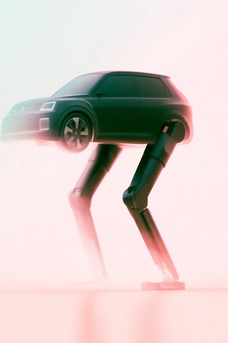 Voiture compacte sombre perchée sur deux longues jambes robotiques bioniques dans une brume rose.